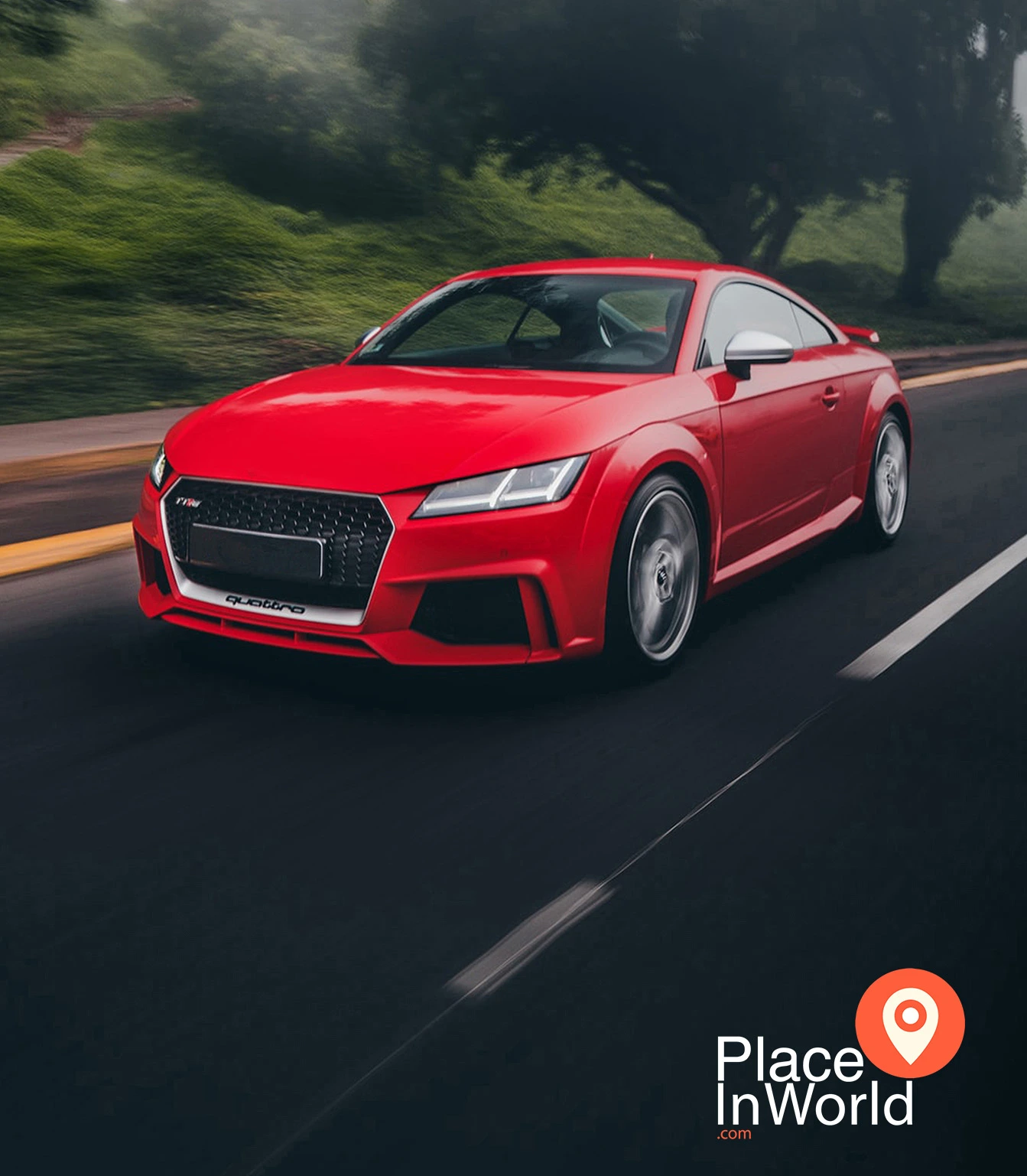 Auto rojo circulando por carretera